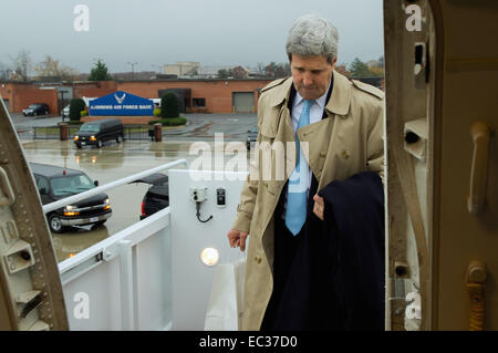 Stati Uniti Il segretario di Stato John Kerry tavole suo aeromobile sotto la pioggia alla Andrews Air Force Base nella periferia di Washington il 17 novembre 2014, in rotta verso Londra, Regno Unito, e a Vienna, Austria, per le trattative sul futuro del programma nucleare iraniano e le altre questioni internazionali. Foto Stock