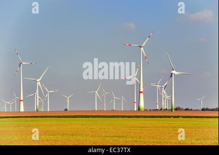 Le turbine eoliche su terreni agricoli, Turingia, Germania Foto Stock