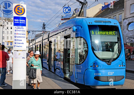 Zagabria, Croazia. Moderno tram alla fermata in Trg Bana Foto Stock