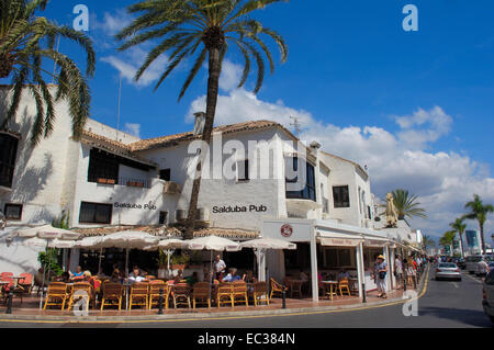 Pub dell'esclusiva marina di Puerto Banus a Marbella, Costa del Sol, provincia di Malaga, Andalusia, Spagna, Europa Foto Stock