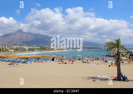Puerto Banus beach, Marbella, provincia di Malaga, Costa del Sol, Andalusia, Spagna, Europa Foto Stock