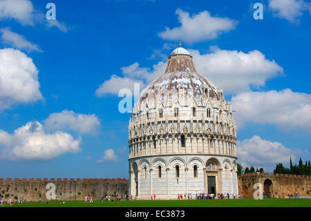 Il Battistero, Piazza del Duomo, Piazza del Duomo, Sito Patrimonio Mondiale dell'UNESCO, il Campo dei Miracoli, Pisa, Toscana, Italia, Europa Foto Stock