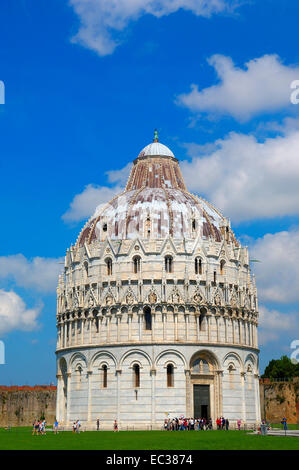 Il Battistero, Piazza del Duomo, Piazza del Duomo, Sito Patrimonio Mondiale dell'UNESCO, il Campo dei Miracoli, Pisa, Toscana, Italia, Europa Foto Stock