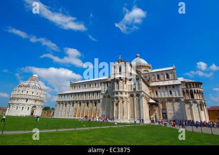 Il Battistero, Piazza del Duomo, Piazza del Duomo, Sito Patrimonio Mondiale dell'UNESCO, il Campo dei Miracoli, Pisa, Toscana, Italia, Europa Foto Stock