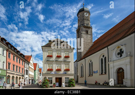 Il vecchio municipio con City Museum, Chiesa parrocchiale di Santa Maria Assunta, Marienplatz, Weilheim, Alta Baviera, Baviera, Germania Foto Stock