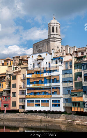 Girona case sospese sopra il fiume Onyar ( Il Duomo ed il campanile di Sant Feliu chiesa ) Girona Catalogna Spagna - Spagnolo Foto Stock