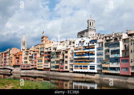 Girona case sospese sopra il fiume Onyar ( Il Duomo ed il campanile di Sant Feliu chiesa ) Girona Catalogna Spagna - Spagnolo Foto Stock