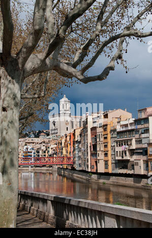 Girona case sospese sopra il fiume Onyar ( Il Duomo ed il campanile di Sant Feliu chiesa ) Girona Catalogna Spagna - Spagnolo Foto Stock
