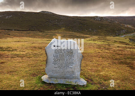 Targa commemorativa per il perso i marinai e nave Sydney off costa di Donegal nel 1870, villaggio Porto, County Donegal, Repubblica di Irelan Foto Stock
