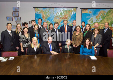 Stati Uniti Il segretario di Stato John Kerry, fiancheggiata da U.S. Ambasciatore presso il Regno Unito Matthew Barzun e Ambasciata Londra Vice Capo della Missione Elizabeth Dibble, posa per una foto con un gruppo del Dipartimento di Stato per i dipendenti dopo sollecitando la loro consulenza per l'agenzia e a rispondere alle loro questioni di politica estera durante la sua visita a Londra, Regno Unito, il 19 novembre 2014. Foto Stock