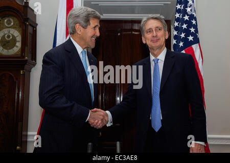 Stati Uniti Il segretario di Stato John Kerry scuote le mani con il Segretario di Stato per gli affari esteri Philip Hammond del Regno Unito prima di un ampio incontro bilaterale a Londra, Regno Unito, il 18 novembre 2014. Foto Stock