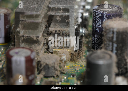 Accumulo di polvere all'interno di apparecchiature elettroniche Foto Stock