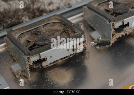 Accumulo di polvere all'interno di apparecchiature elettroniche Foto Stock