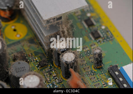 Accumulo di polvere all'interno di apparecchiature elettroniche Foto Stock