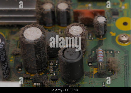 Accumulo di polvere all'interno di apparecchiature elettroniche Foto Stock