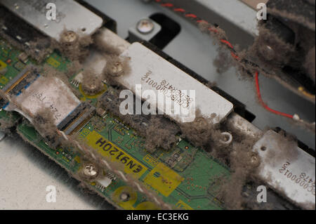 Accumulo di polvere all'interno di apparecchiature elettroniche Foto Stock