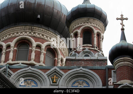 San Nicola Russo Cattedrale Ortodossa. 15 East 97th Street. Telefono 212-876-2190. Questa chiesa è stata costruita nel 1902 in vero stile moscovita, per aumentare il numero di immigranti russi nella città e caduta a breve nel instaciones che avevano affittato camere sulla Seconda Avenue. Durante la rivoluzione del 1917 venne molti più russi, soprattutto intellettuali e aristocratici, ma con il passare del tempo ha anche iniziato a profughi e disertori. Il suo colore rosso mattone facciata contrasta con le sue cinque cupole rotonde. Foto Stock