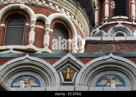 San Nicola Russo Cattedrale Ortodossa. 15 East 97th Street. Telefono 212-876-2190. Questa chiesa è stata costruita nel 1902 in vero stile moscovita, per aumentare il numero di immigranti russi nella città e caduta a breve nel instaciones che avevano affittato camere sulla Seconda Avenue. Durante la rivoluzione del 1917 venne molti più russi, soprattutto intellettuali e aristocratici, ma con il passare del tempo ha anche iniziato a profughi e disertori. Il suo colore rosso mattone facciata contrasta con le sue cinque cupole rotonde. Foto Stock