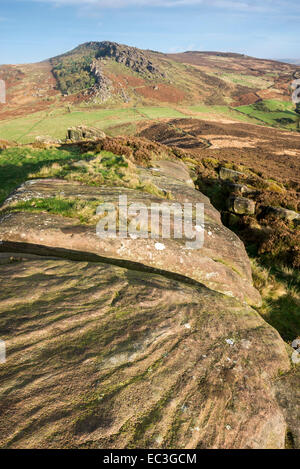 Pattern nelle rocce gritstone sulla nuvola di gallina con vista al scarafaggi in Staffordshire. Foto Stock