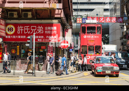 Occupato Isola di Hong Kong con scene di strada in Sheung Wan, Hong Kong, Cina Foto Stock