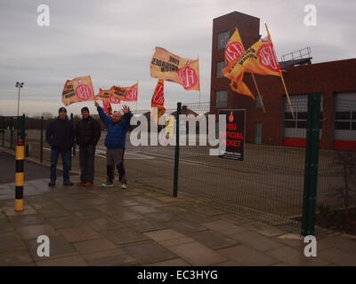 Newcastle Upon Tyne, Regno Unito. 9 dicembre, 2014. I membri di Burntisland fuoco e di salvataggio (rosso) guarda su 24hr sciopero nazionale nella disputa sulle pensioni. Credito: James Walsh Alamy/Live News Foto Stock