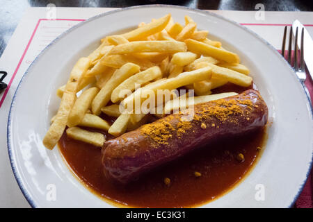 Il curry Wurst - una prelibatezza alimentare a Berlino, Germania Foto Stock