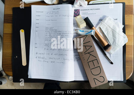 Sposarsi in Regno Unito: un matrimonio make-up artist designer di persona il notebook per una sposa sposa stile di trucco REGNO UNITO Foto Stock