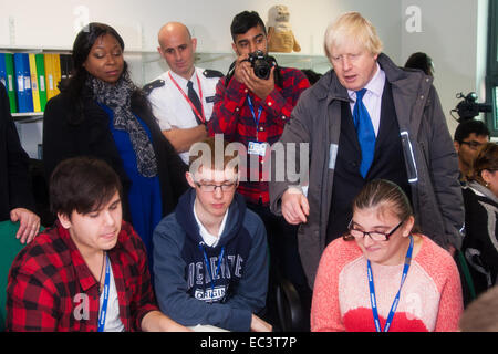 Ealing, Londra, Regno Unito. 9 dicembre, 2014. Il sindaco di Londra Boris Johnson visite Ealing, Hammersmith e Fulham College accompagnato dal Vice Sindaco per le attività di polizia e la criminalità Stephen Greenhalgh a lanciare una nuova iniziativa per incrementare il nero e la minoranza etnica ricorrenti al TEM. Nella foto: Boris Johnson chat con gli studenti. Credito: Paolo Davey/Alamy Live News Foto Stock