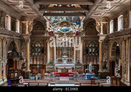 La navata, l'altare maggiore e lo spettacolare timpano dipinto all'interno del XIX secolo della chiesa di St Charles Borromeo, Kingston upon Hull, Regno Unito Foto Stock