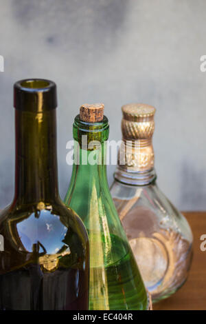 Impilate le bottiglie di vino in luogo. Foto Stock