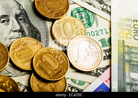 Rubli Russi delle monete in euro e monete in euro in banconote di dollari e Foto Stock