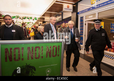 Londra, Regno Unito. Il 9 dicembre 2014. Sindaco di Londra Boris Johnson e la Metropolitan Police commissario, Sir Bernhard Hogan-Howe su aborigeno con agenti locali in Ealing Town Center, dopo aver annunciato lo storico accordo raggiunto per la Nuova Scozia Scotland Yard sito in Victoria. Credito: Stephen Chung/Alamy Live News Foto Stock