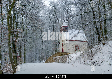 Piccola chiesa di legno in inverno vicino al castello tedesco Burg Eltz. Percorso turistico a castello. Foto Stock