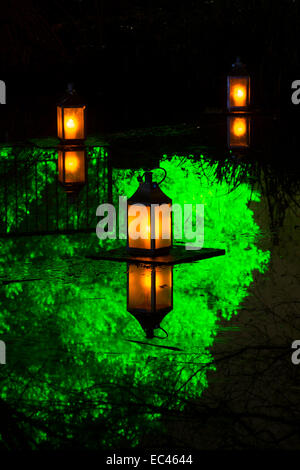 Lanterne illuminate galleggiante sul fiume a Syon Park festival di Natale. Brentford, Londra, Inghilterra Foto Stock