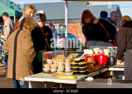 La carne e i formaggi torte sulla vendita, Natale Fayre, Jimmy's Farm, Ipswich, Suffolk, Regno Unito Foto Stock