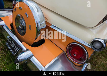 Ford galaxie skyliner in arancione e crema colpo al giorno di locomozione in francueil village, Francia. Foto Stock