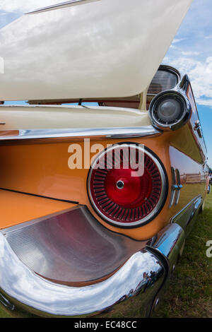 Ford galaxie skyliner in arancione e crema colpo al giorno di locomozione in francueil village, Francia. Foto Stock