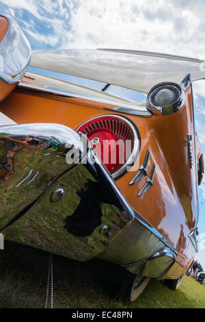 Ford galaxie skyliner in arancione e crema colpo al giorno di locomozione in francueil village, Francia. Foto Stock