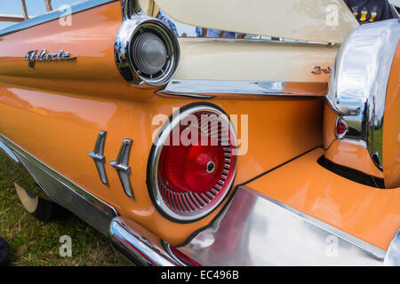 Ford galaxie skyliner in arancione e crema colpo al giorno di locomozione in francueil village, Francia. Foto Stock