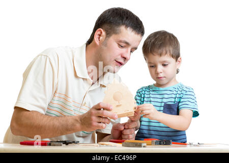 Papà e figlio kid rendere casella di nesting Foto Stock