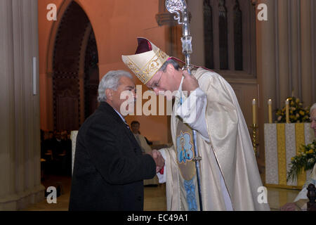 Salford, Greater Manchester, UK. 8 dicembre, 2014. Il vescovo Giovanni Arnold saluta un dignitario locale alla Messa solenne della sua installazione. Egli è l'undicesimo vescovo di Salford sostituisce il vescovo Terence cervello, che si è ritirato dopo essere diventato il decimo vescovo nel 1997. Il vescovo Arnold era precedentemente un vescovo ausiliare della diocesi di Westminster. Nuovo vescovo romano cattolico di Salford Credito: Giovanni friggitrice/Alamy Live News Foto Stock