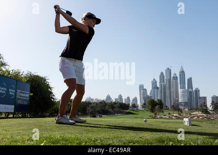 Dubai, Emirati Arabi Uniti. 9 dicembre, 2014. Charley scafo di Inghilterra tees off dal 8 Tee all'Emirates Golf Club durante la Pro-Am concorso prima l'Omega Dubai Ladies Masters golf tournament in Dubai Emirati Arabi Uniti Credito: Iain Masterton/Alamy Live News Foto Stock