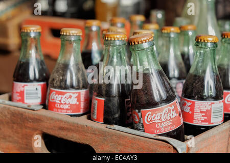 Vecchio coca-cola classic bottiglie sul display in una cassa di legno, in vendita in un negozio di antiquariato in rurale ALABAMA, Stati Uniti d'America. Foto Stock