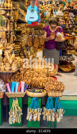 Stoviglie, utensili da cucina e altri manufatti di legno d'ulivo Korfu Old Town Foto Stock