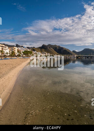 La mattina presto sulla spiaggia, Puerto Pollensa, Maiorca, SPAGNA Foto Stock