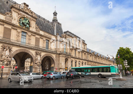 Parigi, Francia - 07 agosto 2014: facciata del museo del Louvre con cancelli di ingresso, Parigi Foto Stock