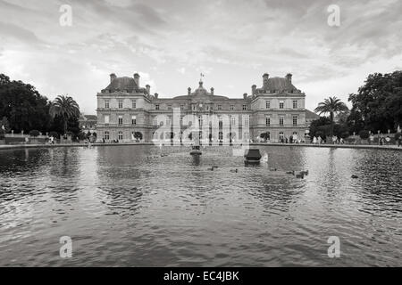 Parigi, Francia - 10 agosto 2014: Lussemburgo Palace e il laghetto in giardino di Lussemburgo, Parigi Foto Stock