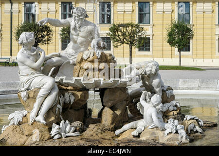 Il Danubio, Inn, e Enns statue presso il Palazzo di Schonbrunn a Vienna Foto Stock