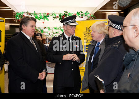 Il sindaco di Londra Boris Johnson e la Metropolitan Police Commissario Sir Bernard Hogan-Howe ha avuto una sessione di chat con agenti locali in Ealing town center Foto Stock