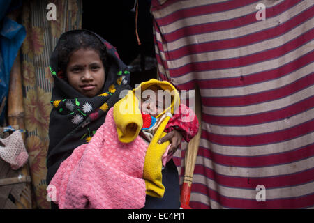 Dacca in Bangladesh. 9 dicembre, 2014. Neonato in una delle baraccopoli vicino Kamalapur stazione ferroviaria. Un totale di 3 milioni e mezzo di persone vivono in baraccopoli 4.000 in Dhaka metropolitan area.baraccopoli sono stati sfrattati senza alcuna riabilitazione e ora in inverno che stanno soffrendo un sacco. La Giornata Internazionale dei Diritti dell'uomo 2014 slogan "Diritti umani 365' dalle Nazioni Unite. Credito: zakir hossain chowdhury zakir/Alamy Live News Foto Stock